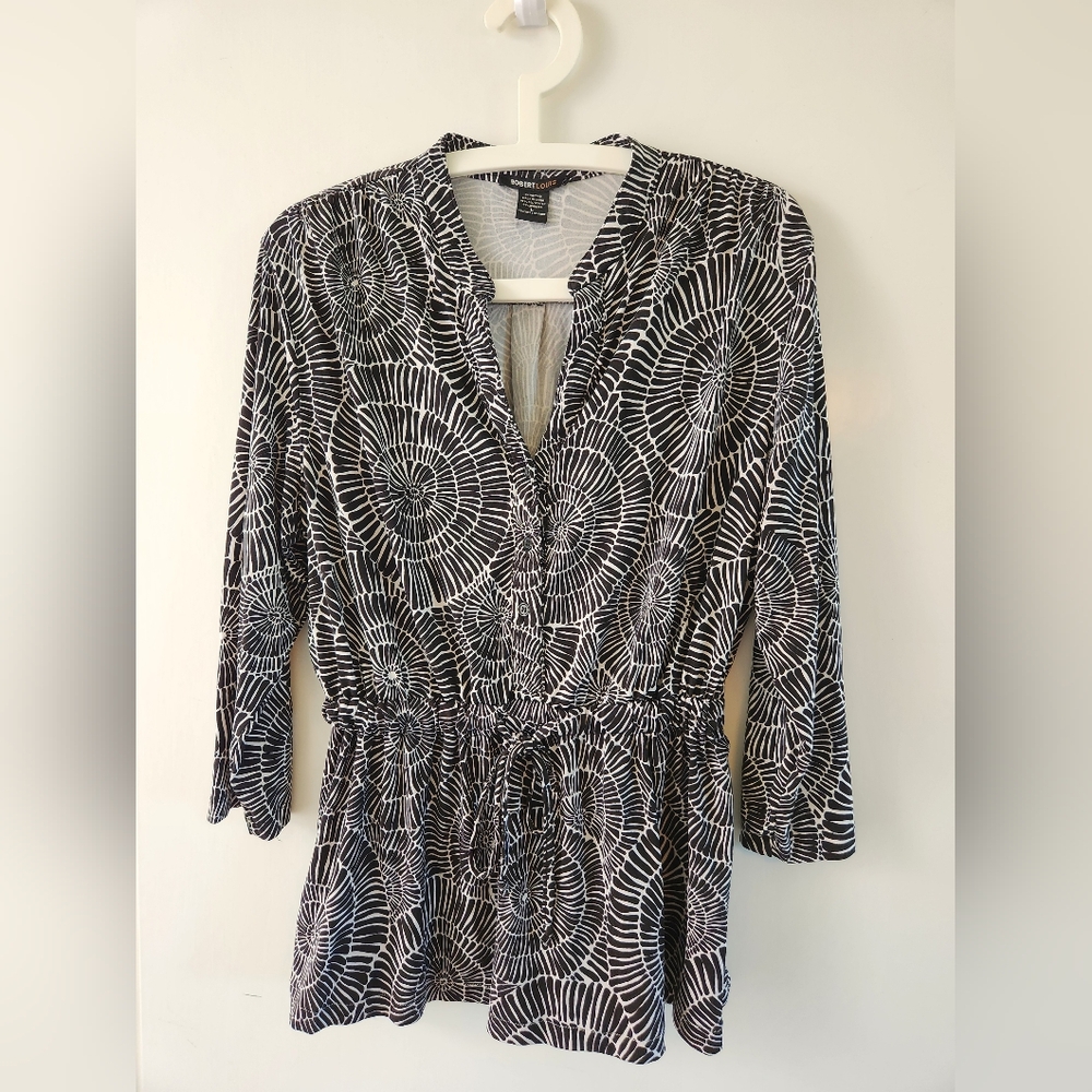 💕2 For $20💕 Robert Louis Black & White Patterned Blouse